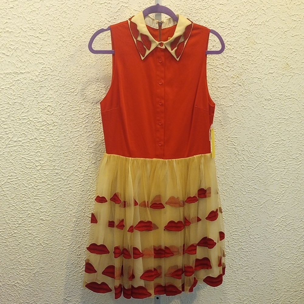 Alice + Olivia Pout Lip-Embroidered Pouf Dress with a red top and beige tulle 👄